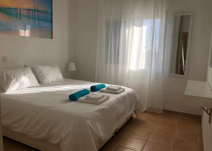 Limnaria Gardens - 1 Bedroom, Sunny With Stunning Pool Views 아파트 *